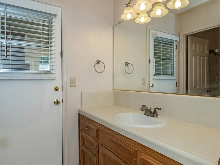 1067 E Portland Ave — Photo 16