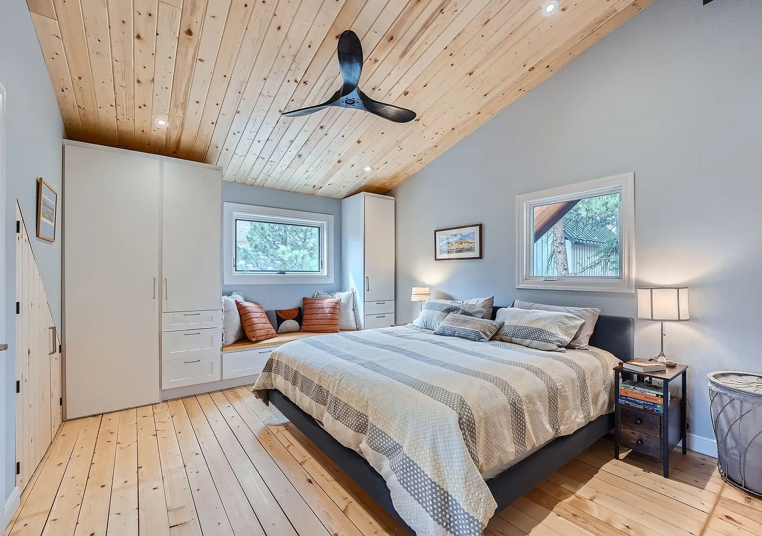 Mountain Retreat: Fully Furnished 3 BDR Home with Sauna — Photo 3