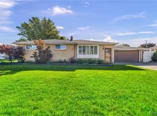 25 Charlescrest Ct, West Seneca, NY 14224