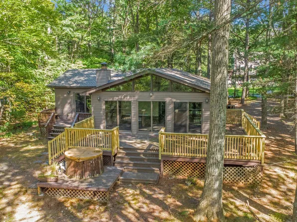 152 Lake Shore Dr, Dingmans Ferry, PA 18328