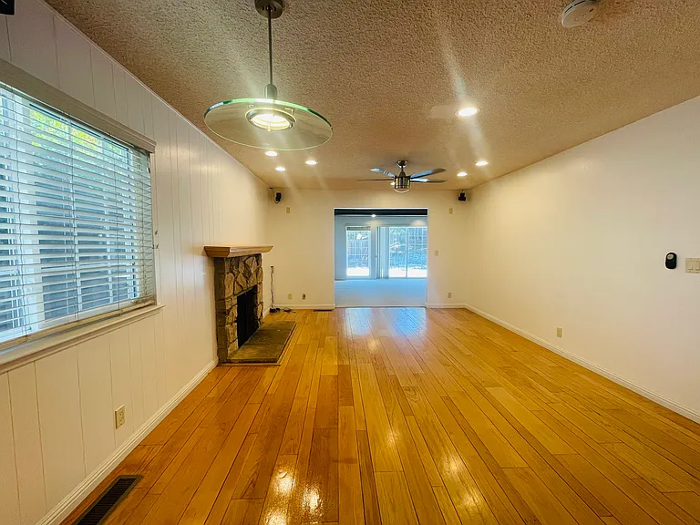 1150 Stafford Dr — Photo 17