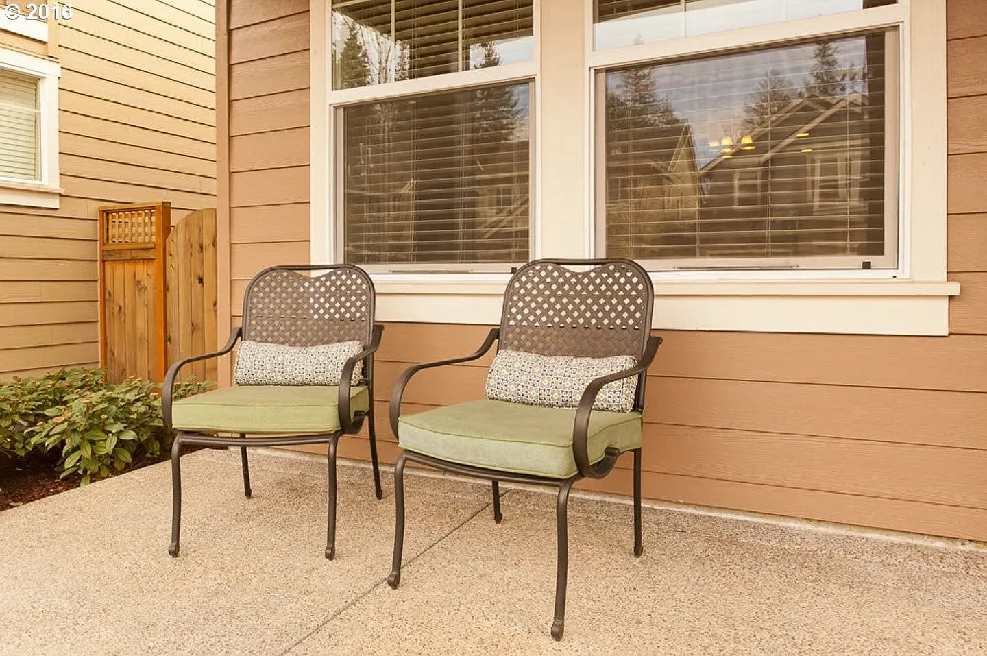 Gorgeous 3 Bedroom Townhome - Excellent Location! Close To Nike & Intel — Photo 4