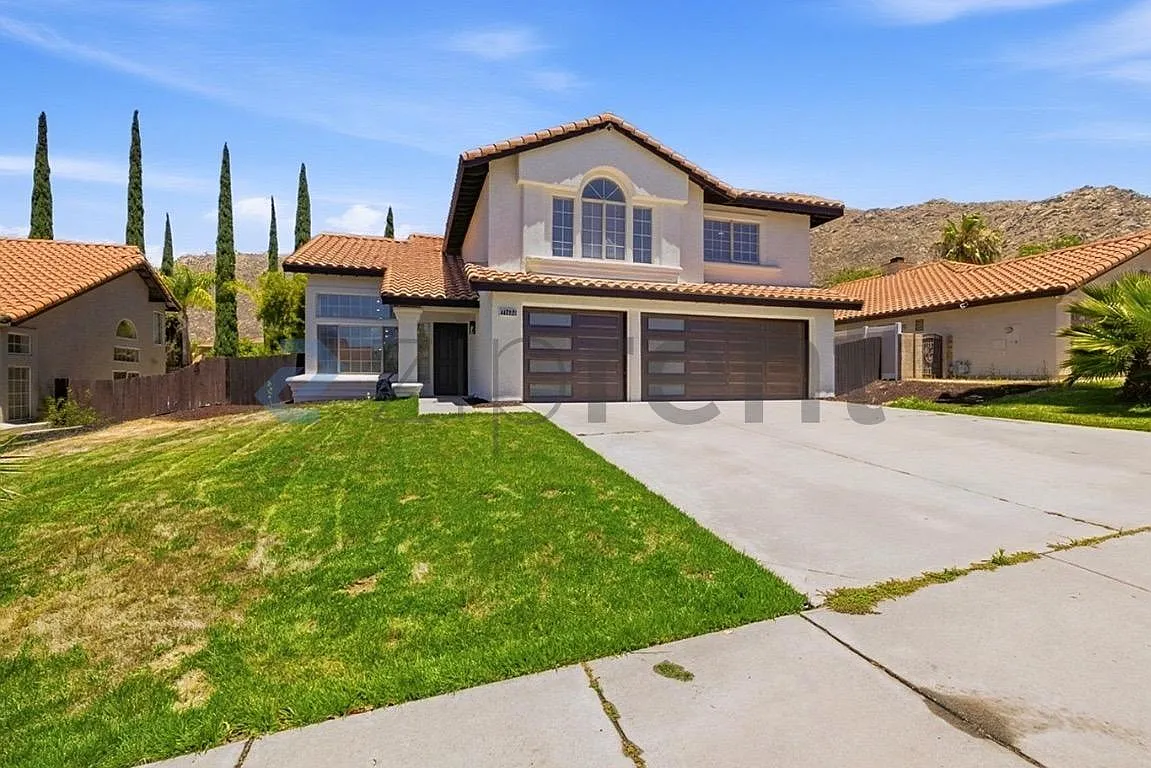 5 bed, 2.5 bath, 2321 sqft, $3,950 — Photo 3