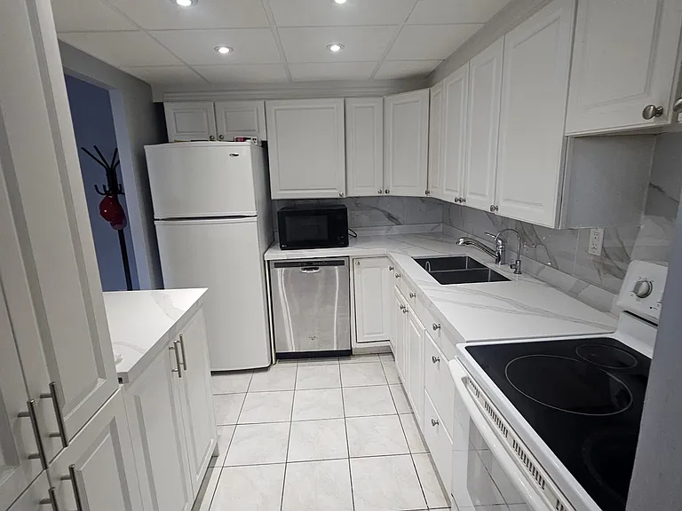 3590 Kaneff Cres #506 — Photo 11
