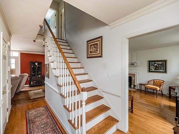 5th image of 208 London Downs Dr