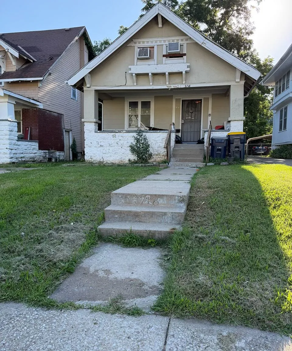 3 bed, 800 sqft, $945 — Photo 1