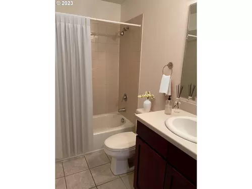 Shower / tub combination - 910 NW Naito Pkwy #I18
