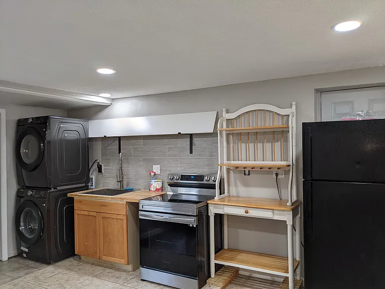 2214 Post Rd #1 — Photo 4