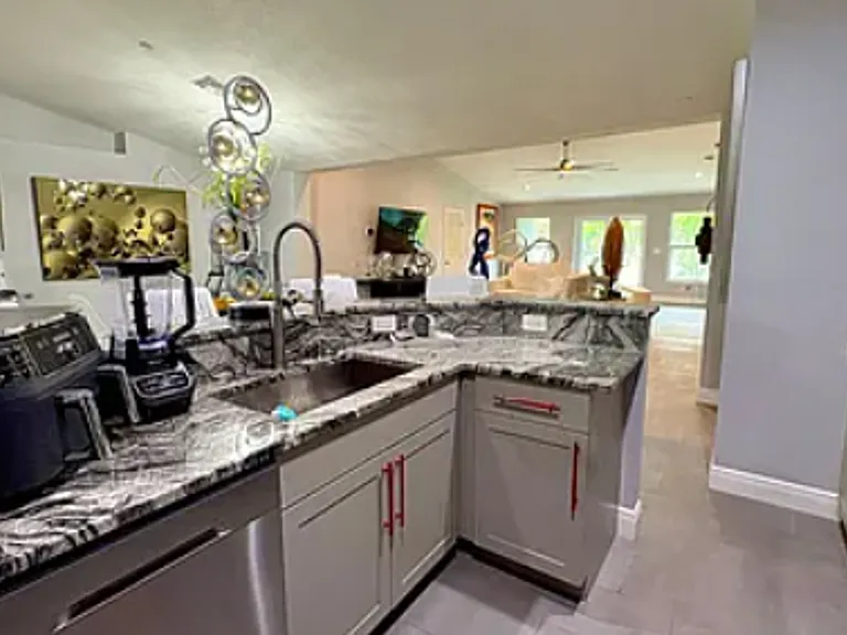2450 SW Cameo Blvd — Photo 4