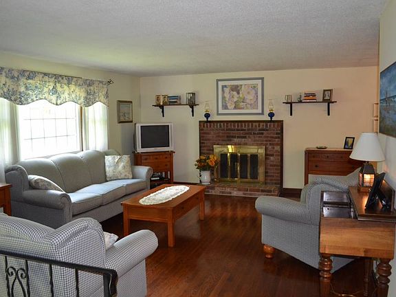 4th image of 15 Royal Ln