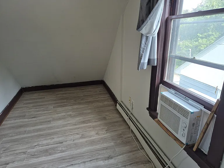 2622 Upton Ave N — Photo 10