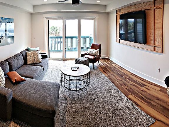 4th image of 611 Newhaven Ct