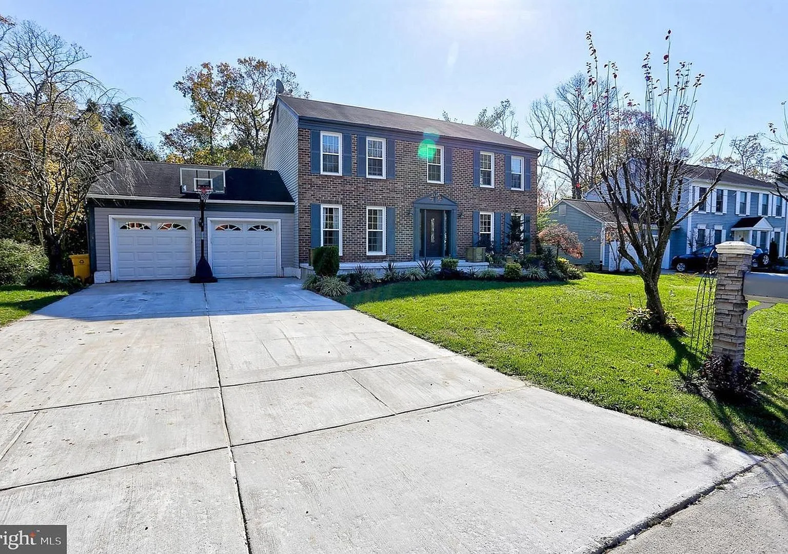 Luxurious 6-Bedroom, 3.5-Bath Home with Extensive Parking — Photo 2