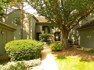 420 Shoreline Rd APT A, Lake Barrington, IL 60010