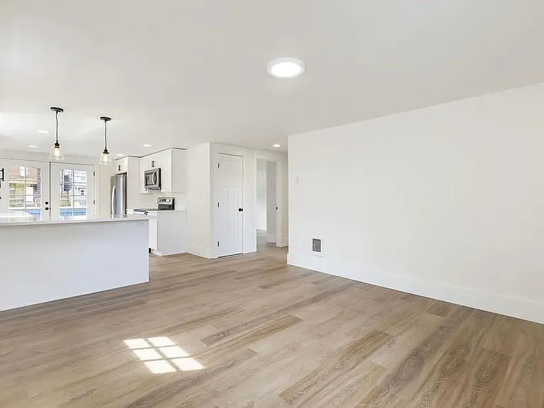 5240 20th Ave NE #3 — Photo 3