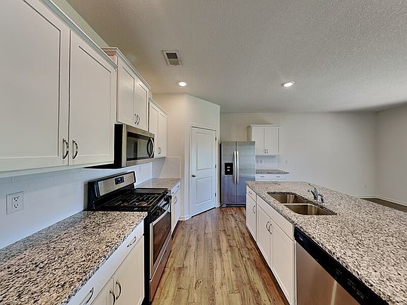 3rd image of 39 Empire Ln