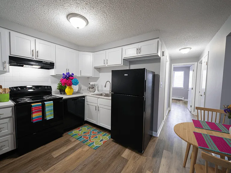 Lincoln Square Apartments — Photo 5