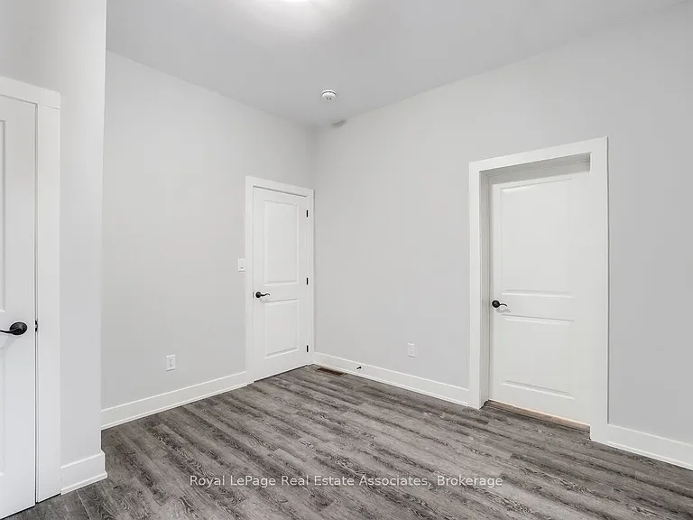 39 Welland Ave S #1 — Photo 16