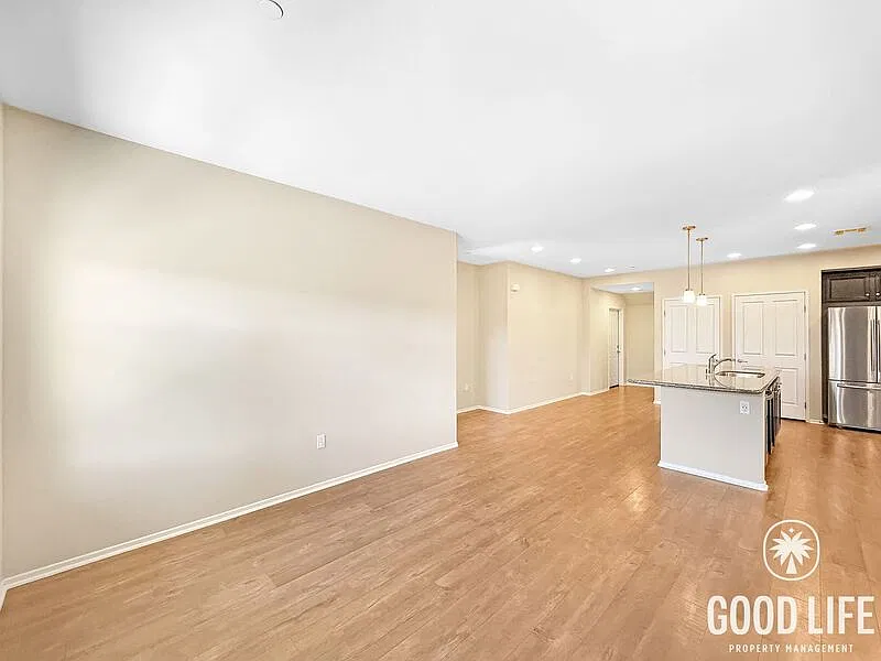 2 bed, 2.0 bath, 1161 sqft, $3,300 — Photo 4
