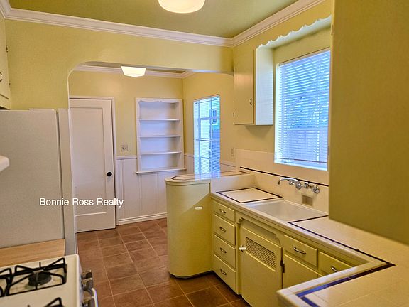 5th image of 77 Dutton Ave