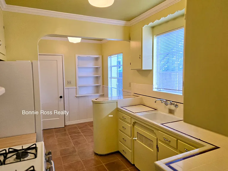 77 Dutton Ave — Photo 5