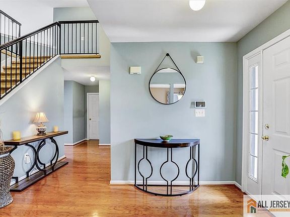 4th image of 30 Aberdeen Dr
