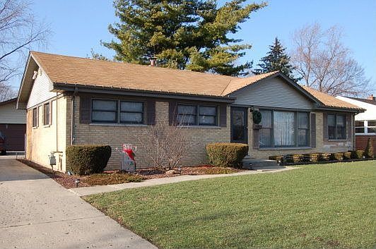 Updated all brick ranch with 2-1/5 car brick garage