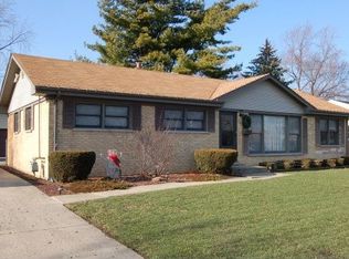 704 N Main St, Mount Prospect, IL 60056