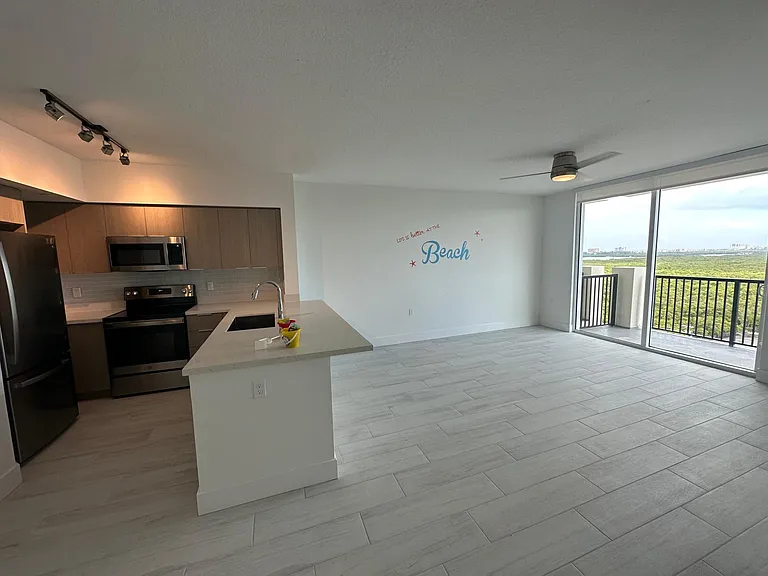 619 E Sheridan St #1127 — Photo 2