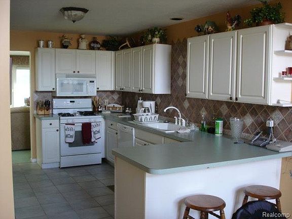 3rd image of 15840 Nadina Ln