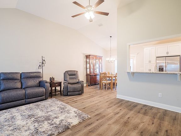 4th image of 3834 Coventry Dr