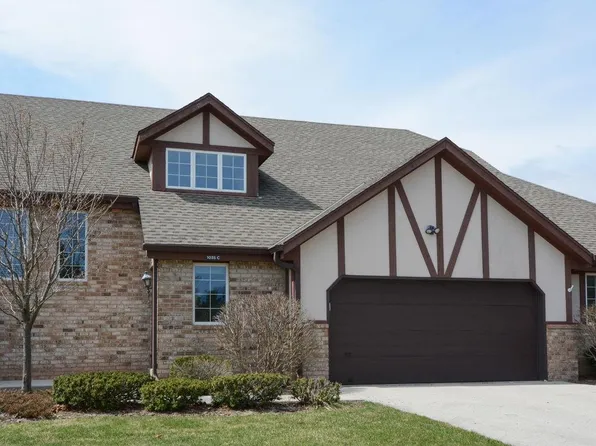 1035 Oakwood Ln, Brookfield, WI 53045