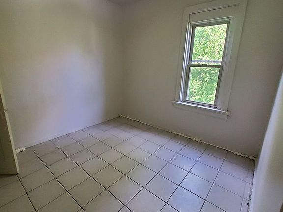 4th image of 608-610 W Burleigh St #608