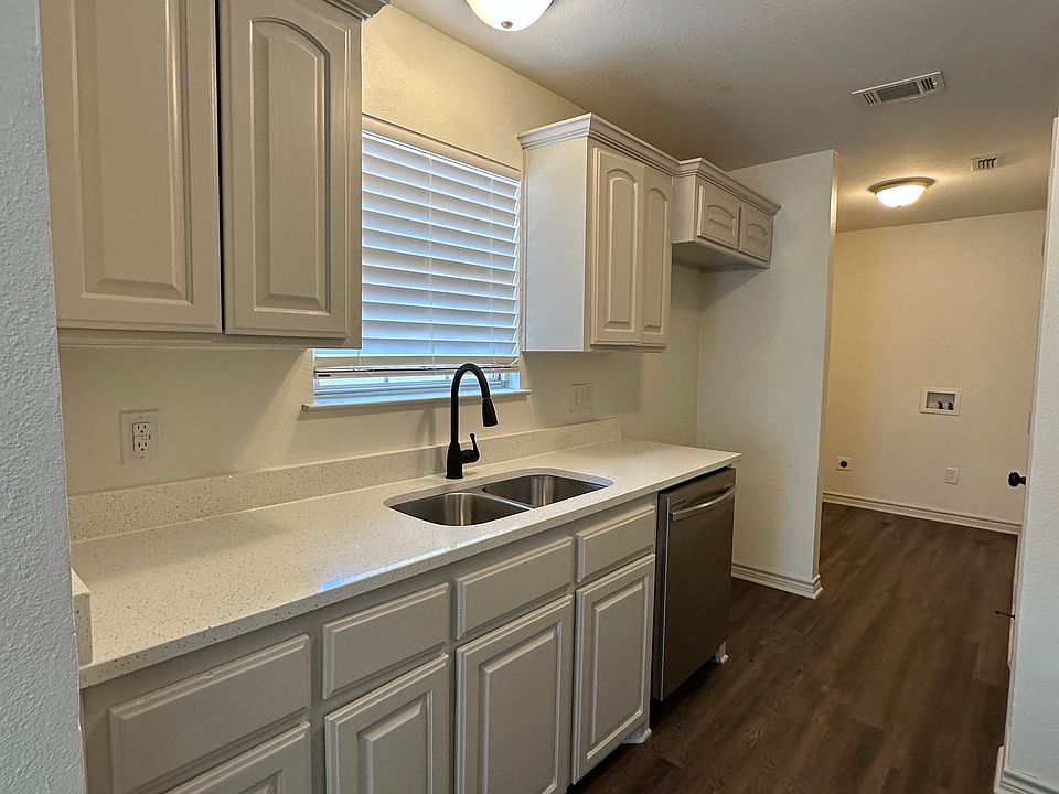 1st image of 809 Sabine St