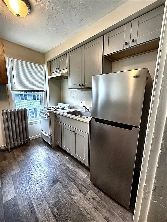 2 bed, 1.0 bath, 750 sqft, $2,400 — Photo 2