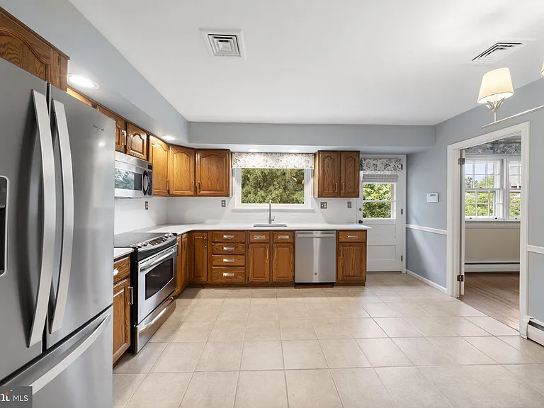 1026 Waltham Rd — Photo 6