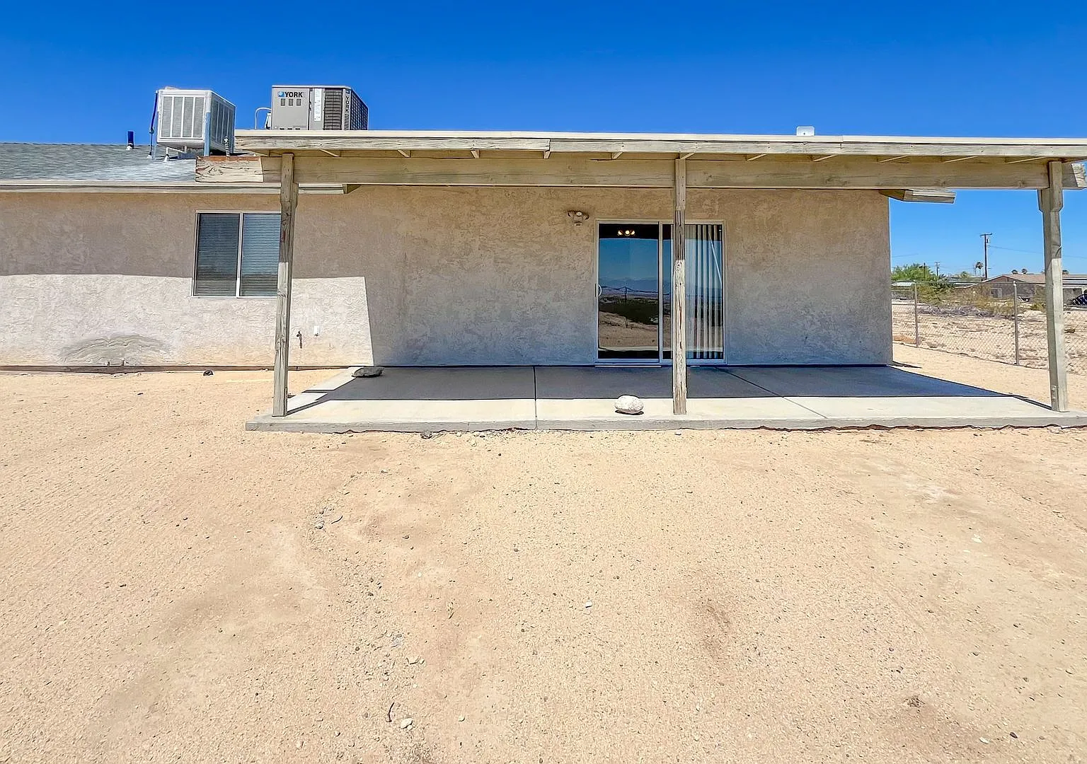 Cute 3 Bedroom 2 Bathroom Home — Photo 3