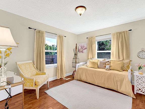 4th image of 2905 Grandview Dr W