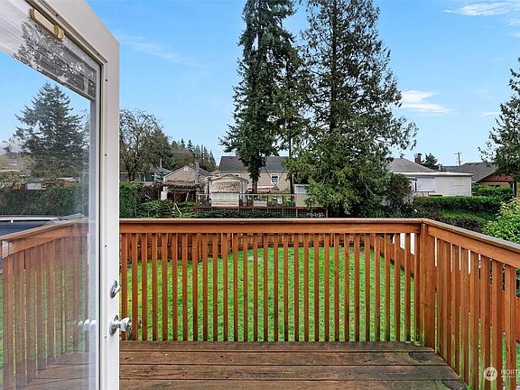 5th image of 1136 Evans Avenue W