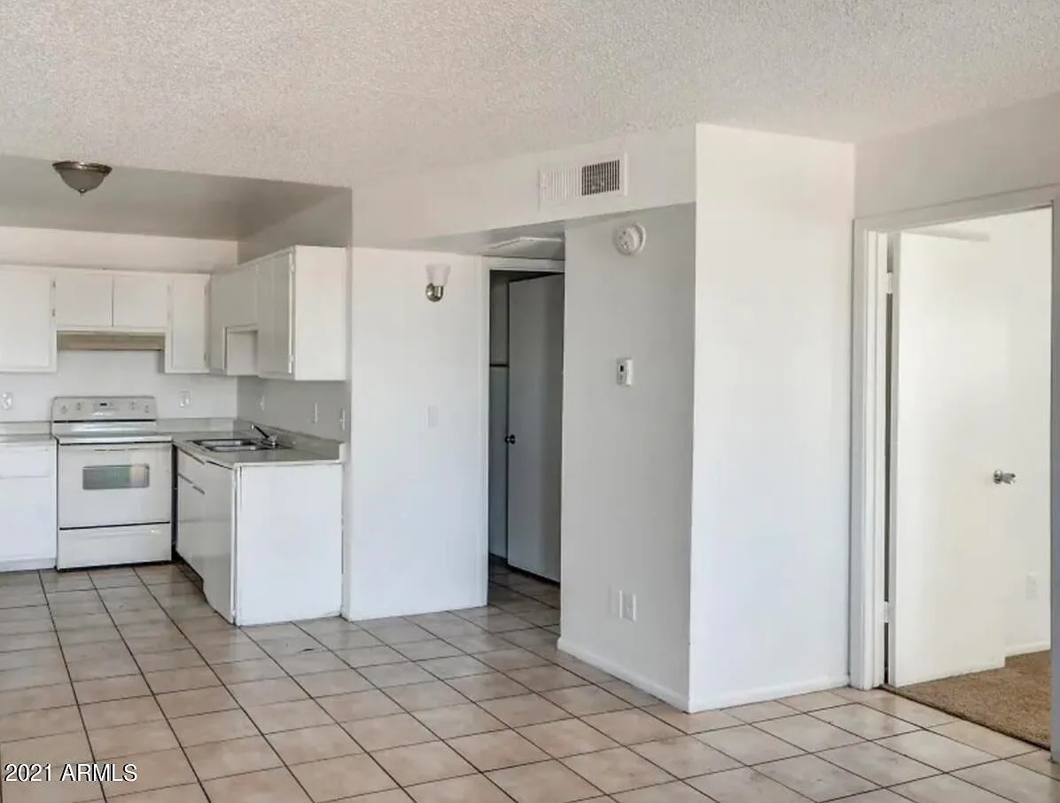 2 bed, 1.0 bath, 760 sqft, $1,095 — Photo 2