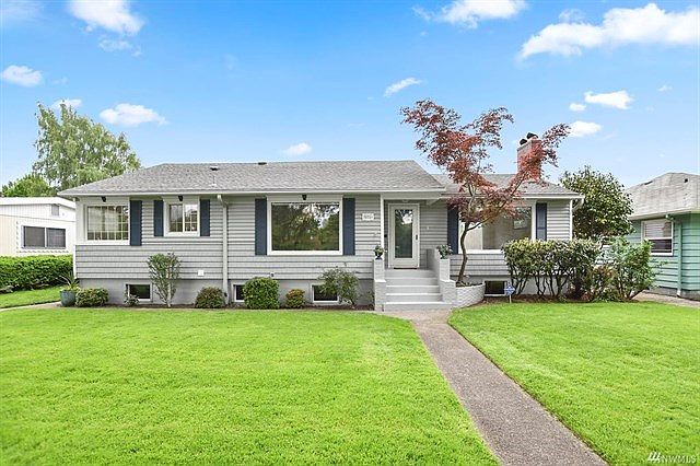 Front of home facing the Lake