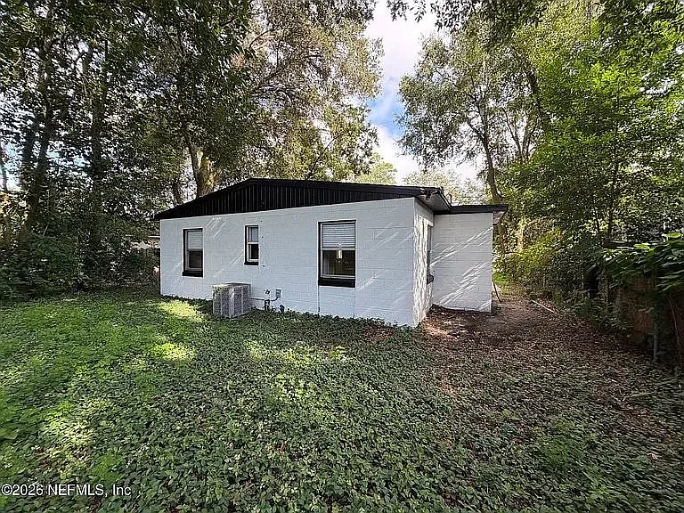 3 bed, 856 sqft, $1,545 — Photo 3