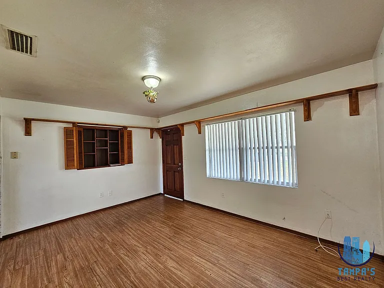 2302 Burns St — Photo 9
