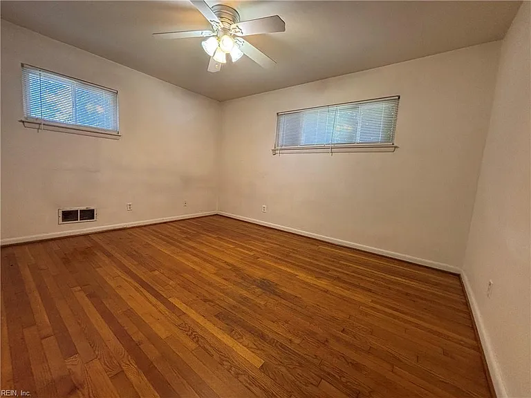 2901 E Malden Ave — Photo 18