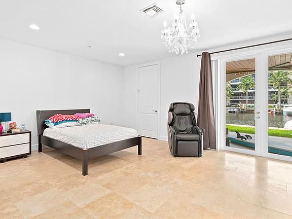 4th image of 61 Isle Of Venice Dr