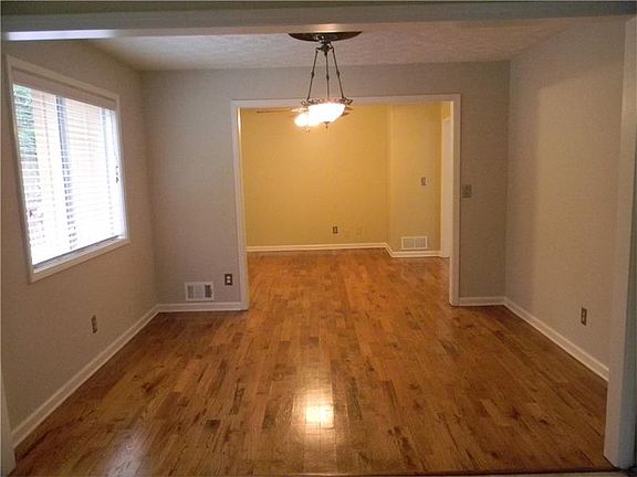 4th image of 1952 N Oak Dr