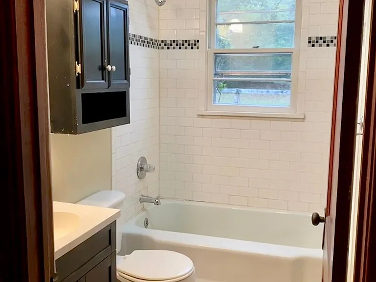 907 Riddell St — Photo 10