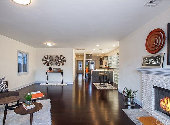 3rd image of 12957 Moorpark St