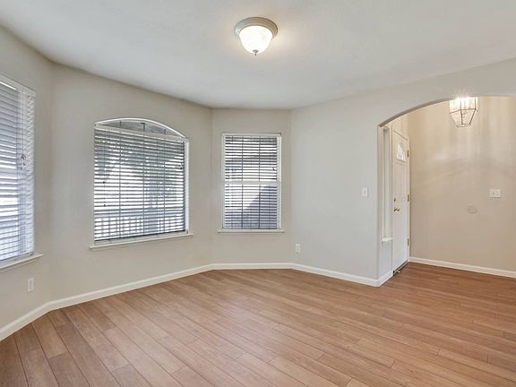 5th image of 3057 N Yale Way