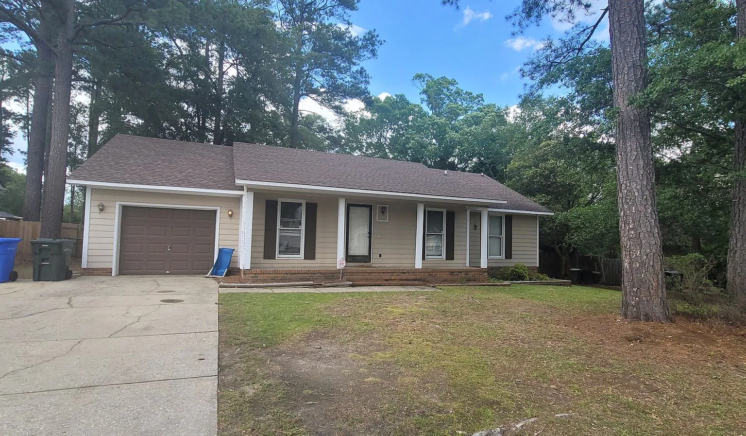 3 Bedroom, 2 Bath Ranch Home Minutes from Shopping, Eateries, and Restuarants! — Photo 1